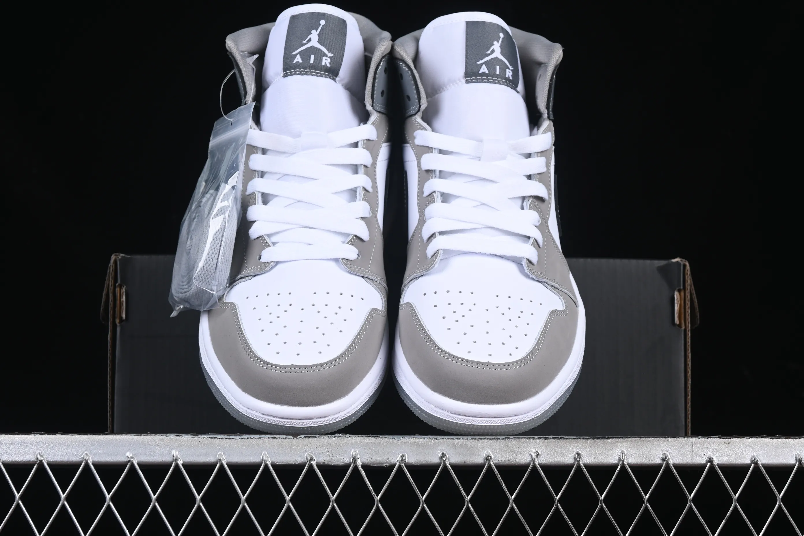 All categories Air Jordan Jordan series basketball shoes Air Jordan 1 Mid Air Jordan 1 Mid AJ1 Joe 1 patent leather white gray Zhongbang basketball shoes HF3216-100